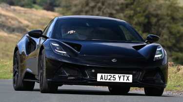Lotus Emira в повороте